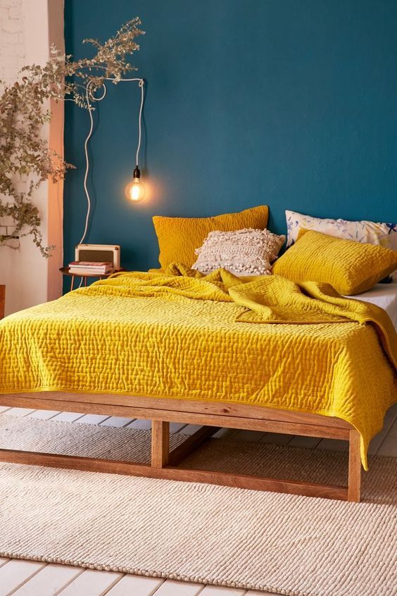 linge de lit jaune curry mur bleu canard